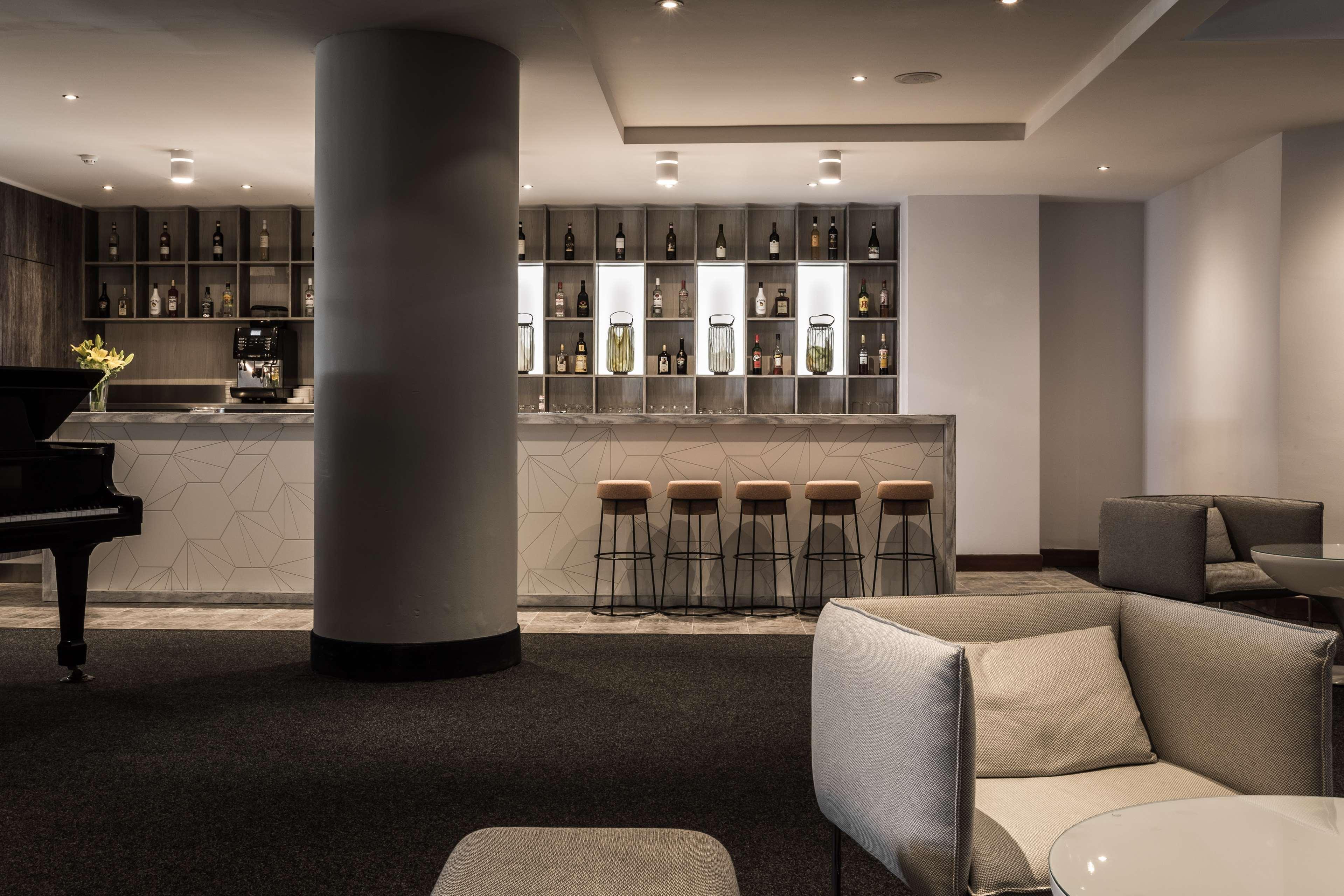 Radisson Blu Resort, Malta St. Julian'S Exterior foto The bar at the 100 Queen's Gate