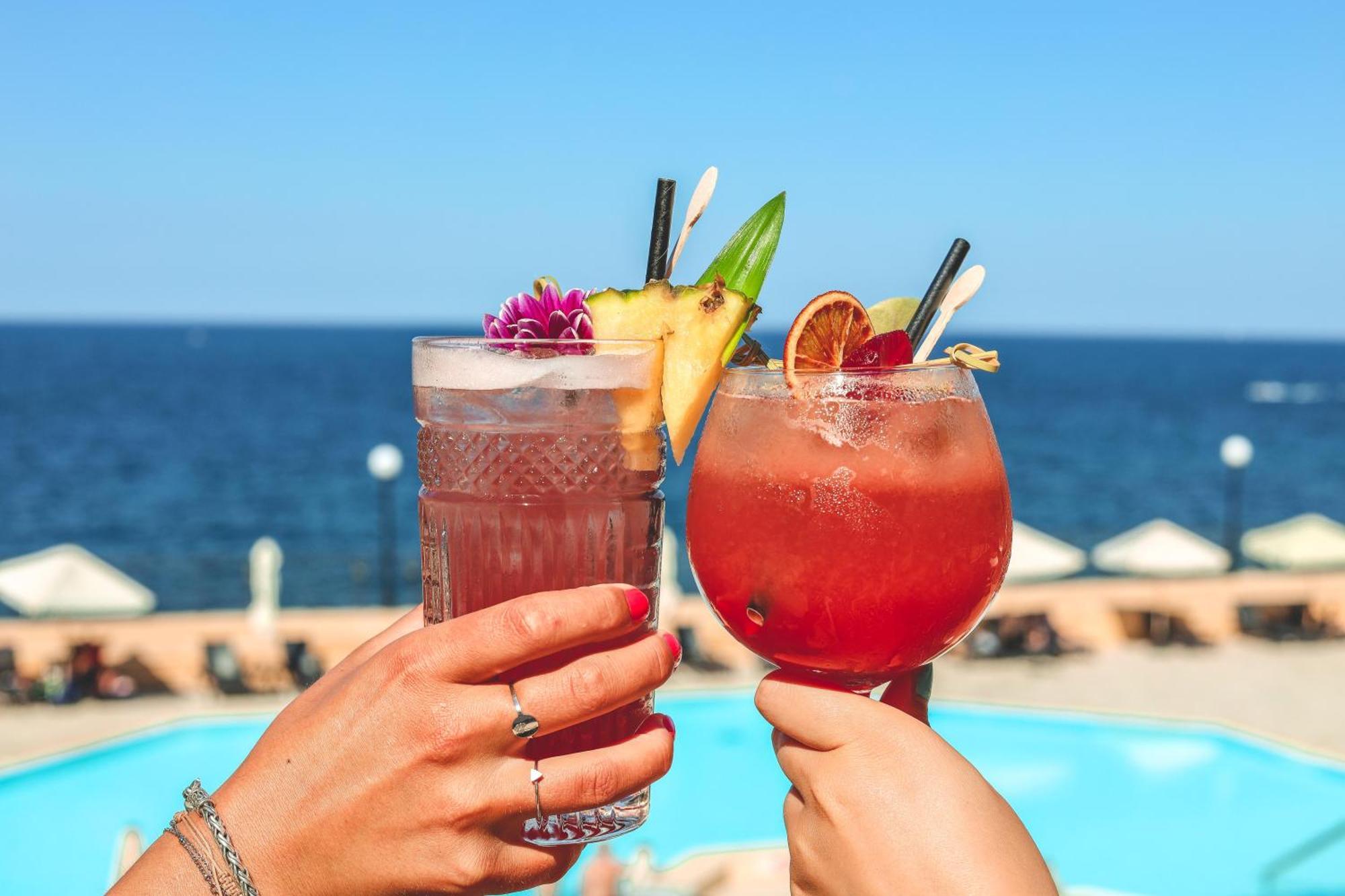 Radisson Blu Resort, Malta St. Julian'S Exterior foto Two people holding cocktails