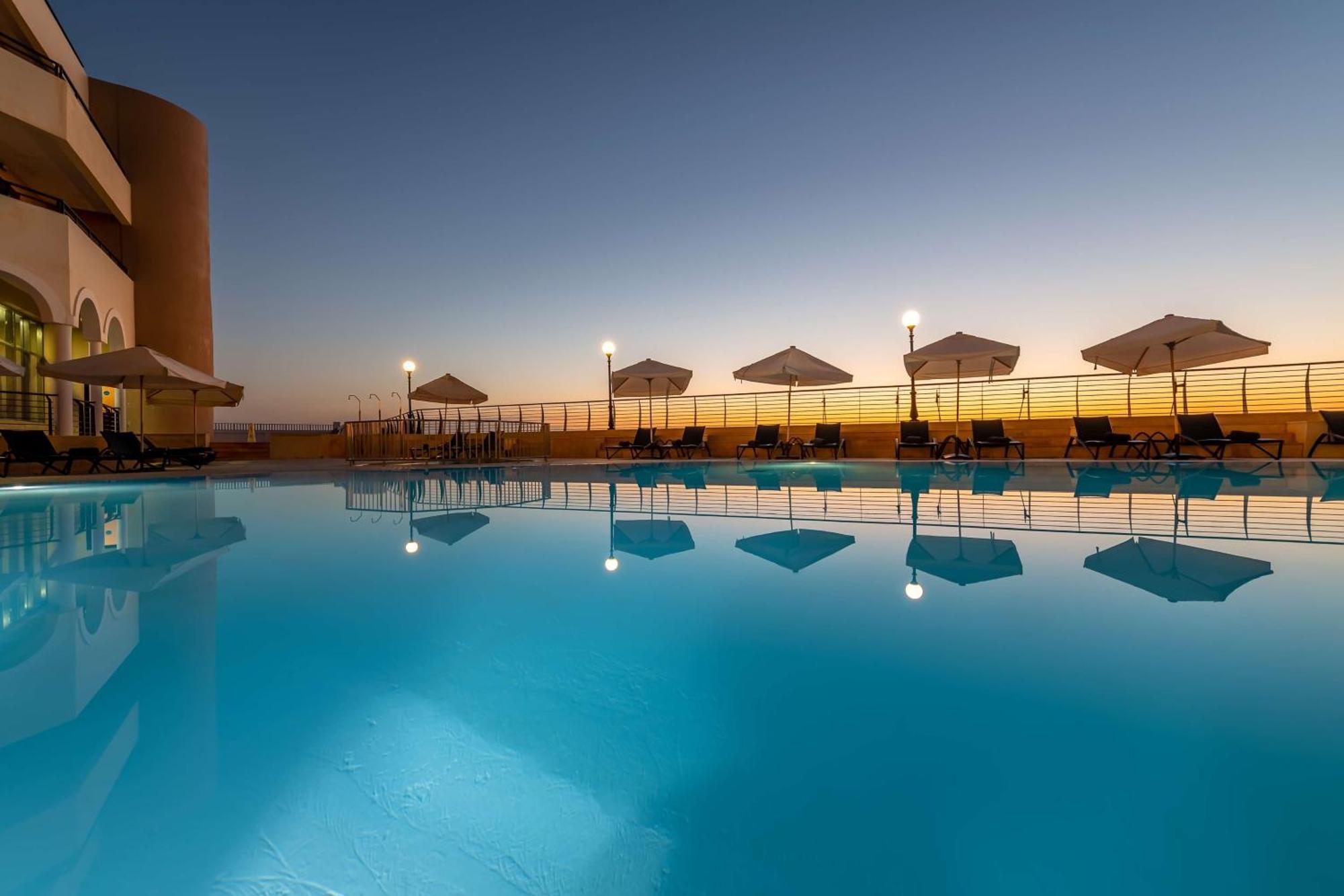 Radisson Blu Resort, Malta St. Julian'S Exterior foto The pool at the hotel