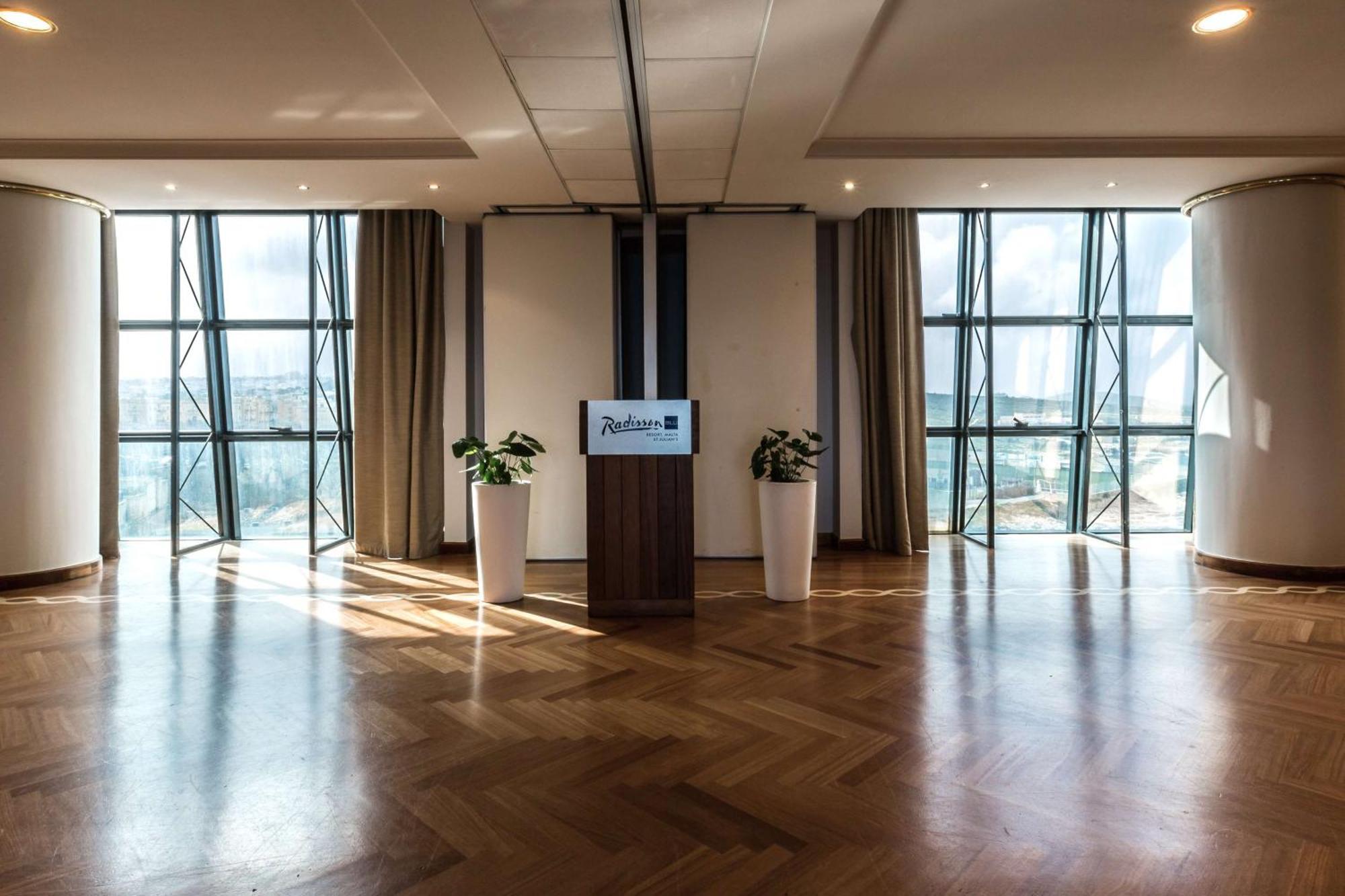 Radisson Blu Resort, Malta St. Julian'S Exterior foto The podium of the University of Novi Sad Rectorate