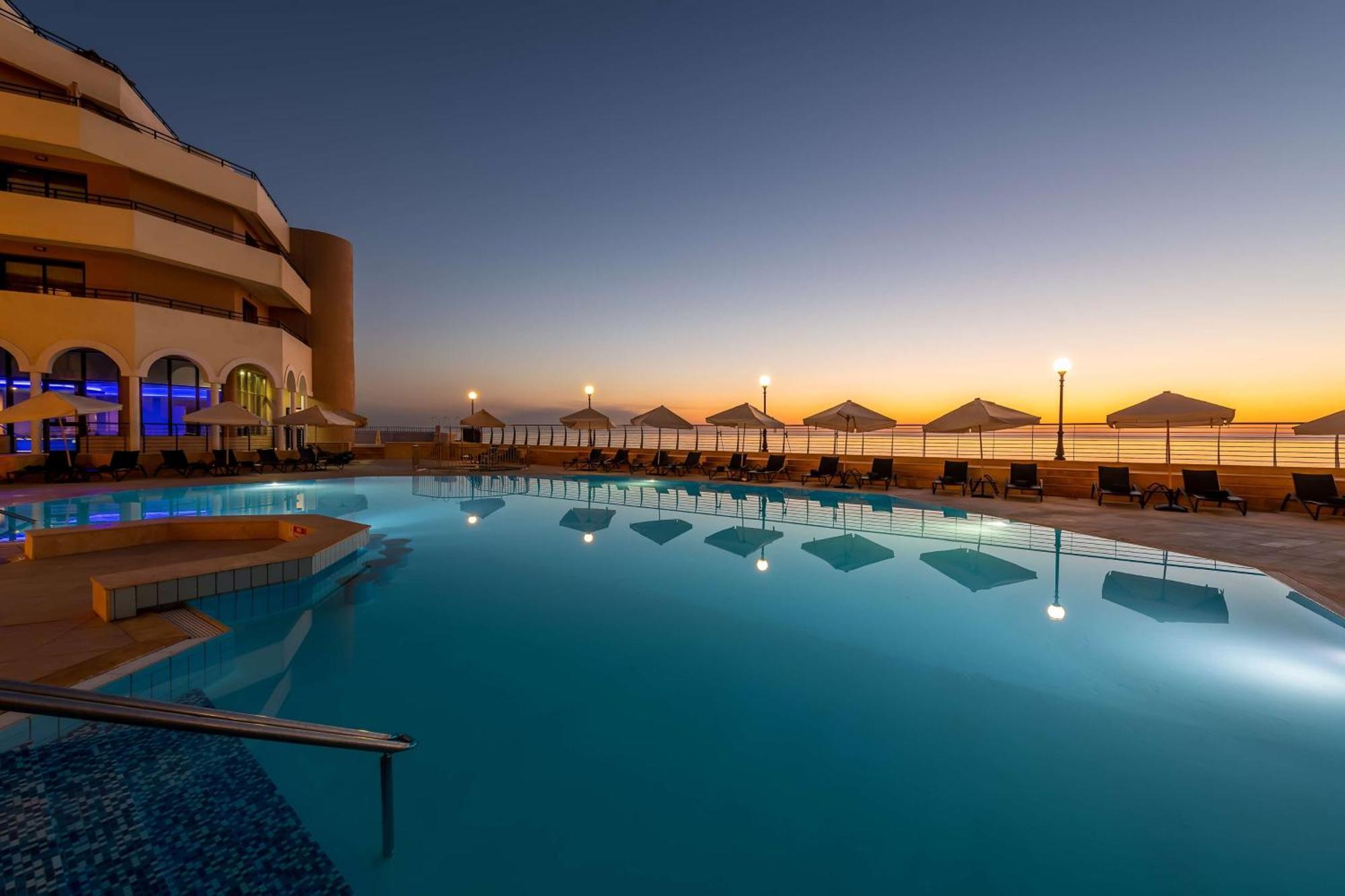 Radisson Blu Resort, Malta St. Julian'S Exterior foto Sunset at the pool