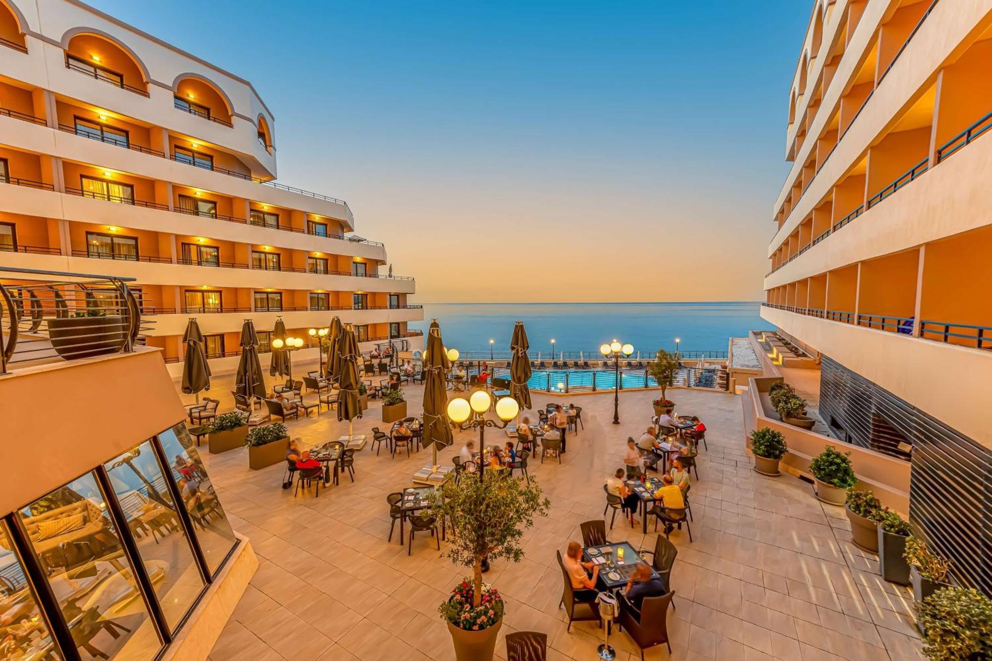 Radisson Blu Resort, Malta St. Julian'S Exterior foto The hotel's main courtyard
